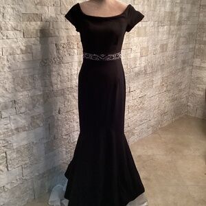 Betsey & Adam Off-The-Shoulder Mermaid Gown